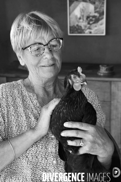 Gens et animaux : Une femmes et ses poules. People with animals : woman and hens.