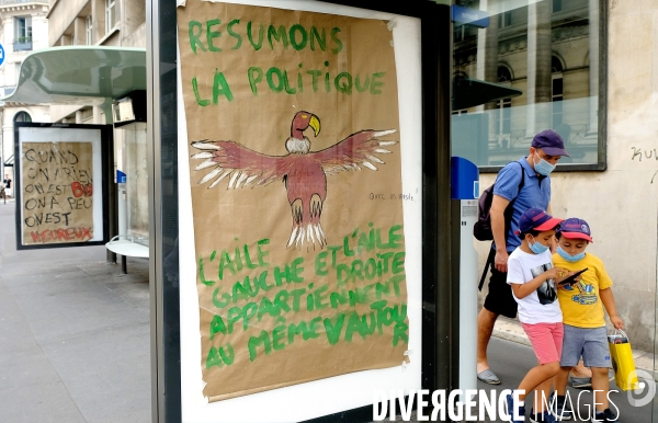 Affichage politique sauvage sur des abribus rue du 4 septembre