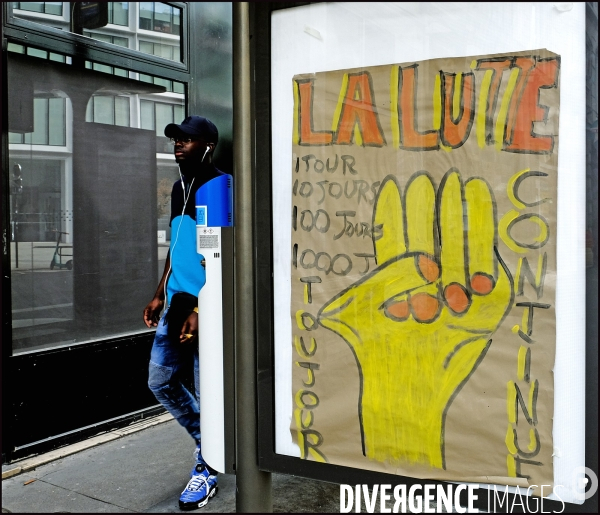 Affichage politique sauvage sur des abribus rue du 4 septembre