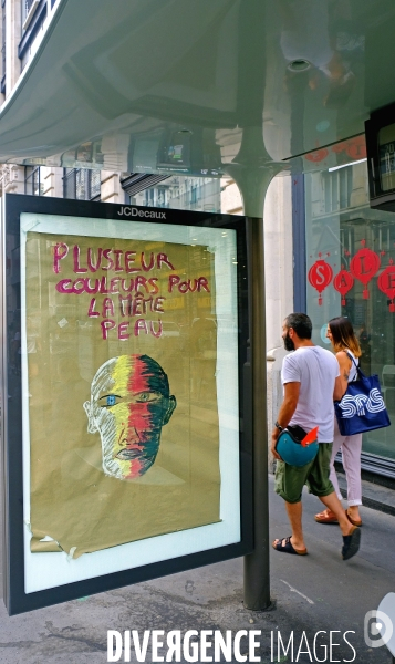 Affichage politique sauvage sur des abribus rue du 4 septembre