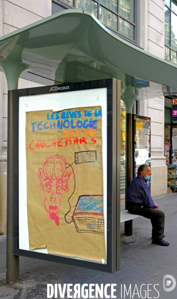 Affichage politique sauvage sur des abribus rue du 4 septembre