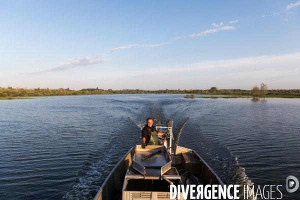 Pêcheur professionnel dans les marais de Mazerolles