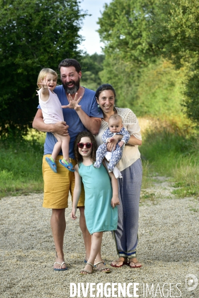 Enfance : vacances estivales en famille à la campagne. Childhood : holidays family.