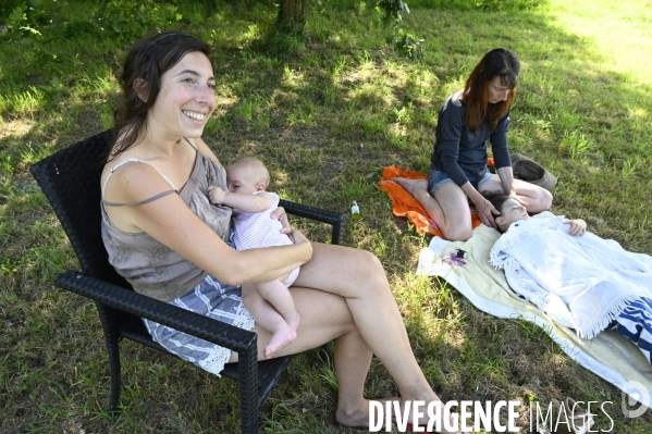 Enfance : vacances estivales en famille à la campagne. Childhood : holidays family.