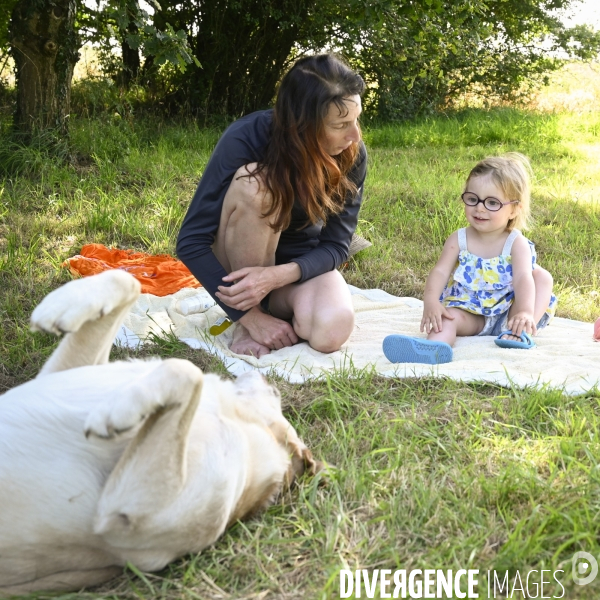 Enfance : vacances estivales en famille à la campagne. Childhood : holidays family.