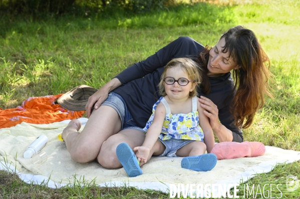 Enfance : vacances estivales en famille à la campagne. Childhood : holidays family.