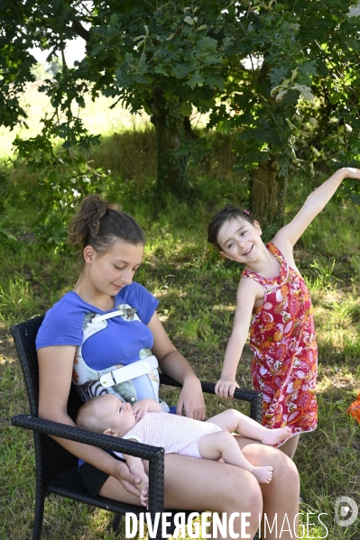 Enfance : vacances estivales en famille à la campagne. Childhood : holidays family.