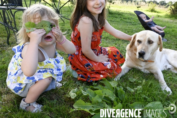 Enfance : vacances estivales en famille à la campagne. Childhood : holidays family.