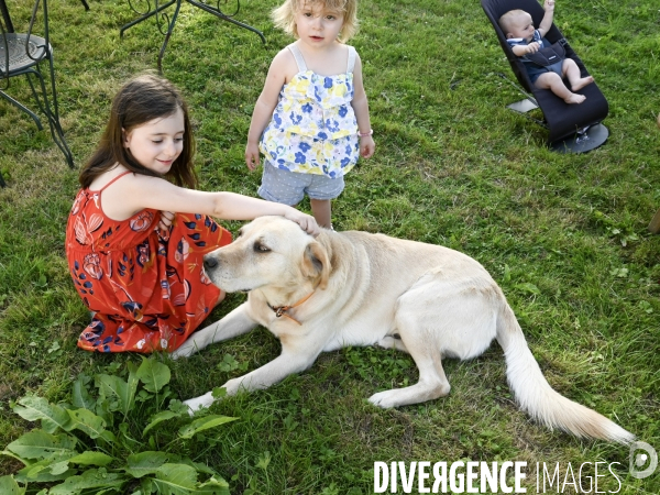 Enfance : vacances estivales en famille à la campagne. Childhood : holidays family.