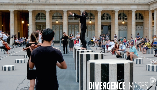 Festival Un été particulier. Performance des musiciens et chanteurs de L  ensemble des Possibles