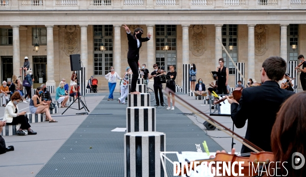 Festival Un été particulier. Performance des musiciens et chanteurs de L  ensemble des Possibles