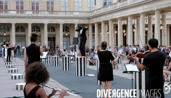 Festival Un été particulier. Performance des musiciens et chanteurs de L  ensemble des Possibles