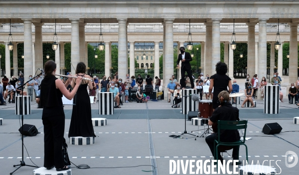 Festival Un été particulier. Performance des musiciens et chanteurs de L  ensemble des Possibles