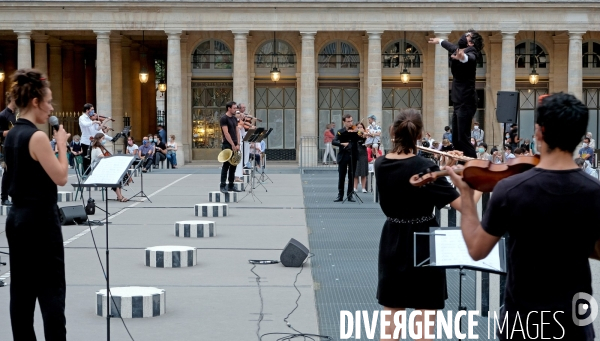 Festival Un été particulier. Performance des musiciens et chanteurs de L  ensemble des Possibles