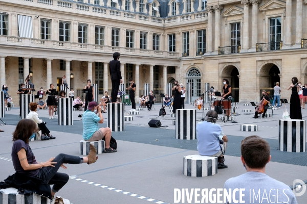 Festival Un été particulier. Performance des musiciens et chanteurs de L  ensemble des Possibles