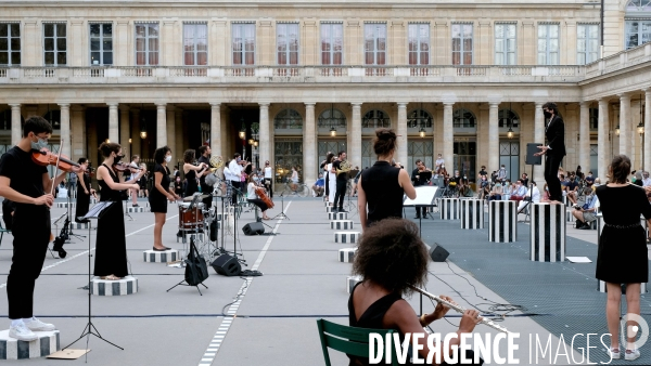 Festival Un été particulier. Performance des musiciens et chanteurs de L  ensemble des Possibles