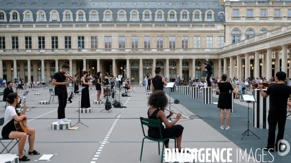 Festival Un été particulier. Performance des musiciens et chanteurs de L  ensemble des Possibles