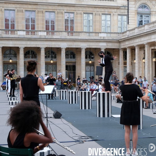 Festival Un été particulier. Performance des musiciens et chanteurs de L  ensemble des Possibles