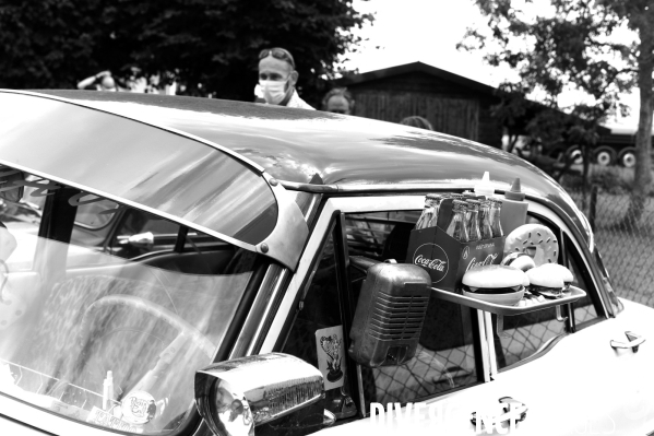 Fête foraine et voitures anciennes