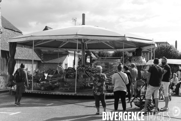 Fête foraine et voitures anciennes