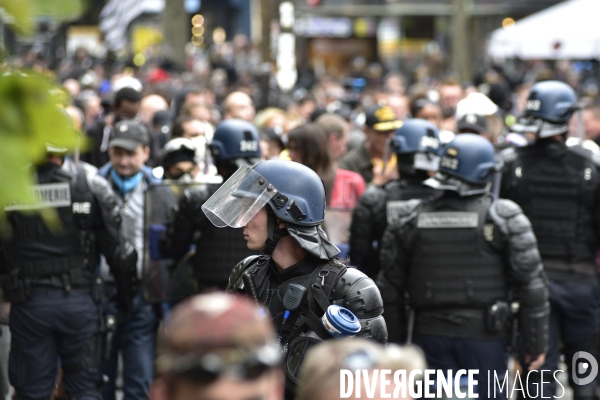 Manifestation des soignants le 14 juillet à Paris pour denoncer le manque de moyens dans l hopital public. Cares demonstration.