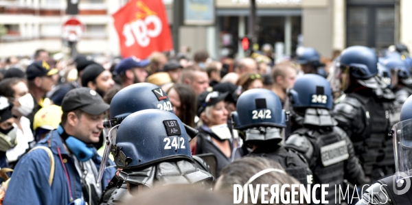 Manifestation des soignants le 14 juillet à Paris pour denoncer le manque de moyens dans l hopital public. Cares demonstration.