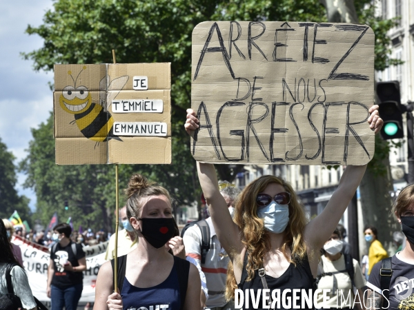 Manifestation des soignants le 14 juillet à Paris pour denoncer le manque de moyens dans l hopital public. Cares demonstration.