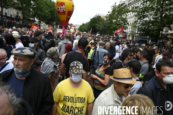 Manifestation des soignants le 14 juillet à Paris pour denoncer le manque de moyens dans l hopital public. Cares demonstration.