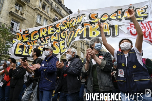 Manifestation des soignants le 14 juillet à Paris pour denoncer le manque de moyens dans l hopital public. Cares demonstration.