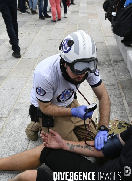 Manifestation des soignants le 14 juillet à Paris pour denoncer le manque de moyens dans l hopital public. Cares demonstration.