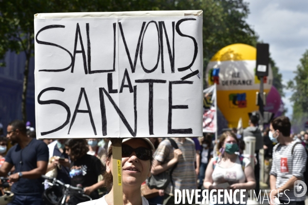 Manifestation des soignants le 14 juillet à Paris pour denoncer le manque de moyens dans l hopital public. Cares demonstration.