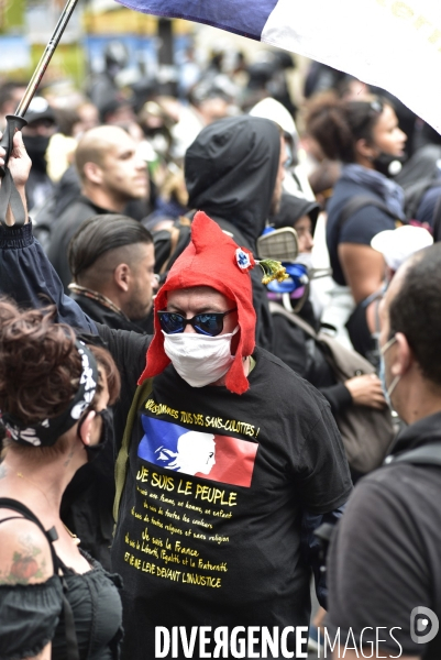 Manifestation des soignants le 14 juillet à Paris pour denoncer le manque de moyens dans l hopital public. Cares demonstration.