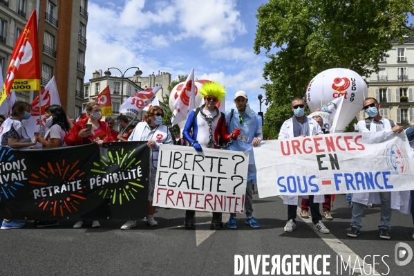 Manifestation des soignants le 14 juillet à Paris pour denoncer le manque de moyens dans l hopital public. Cares demonstration.