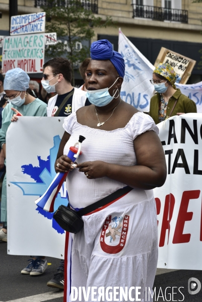 Manifestation des soignants le 14 juillet à Paris pour denoncer le manque de moyens dans l hopital public. Cares demonstration.