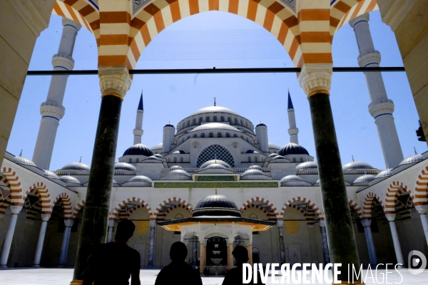 La Grande Mosquée Camlica ou la Mosquée Erdogan, de nombreux lieux de culte de style ottoman à Istanbul. The Great Camlica Mosque or Erdogan Mosque, numerous Ottoman-style houses of worship in Istanbul.