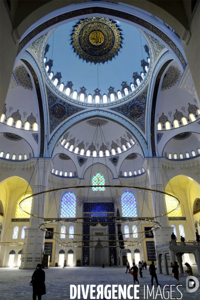 La Grande Mosquée Camlica ou la Mosquée Erdogan, de nombreux lieux de culte de style ottoman à Istanbul. The Great Camlica Mosque or Erdogan Mosque, numerous Ottoman-style houses of worship in Istanbul.