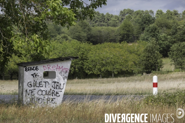 Tags  Gilet Jaune, Colère Noire  dans un abribus en campagne.