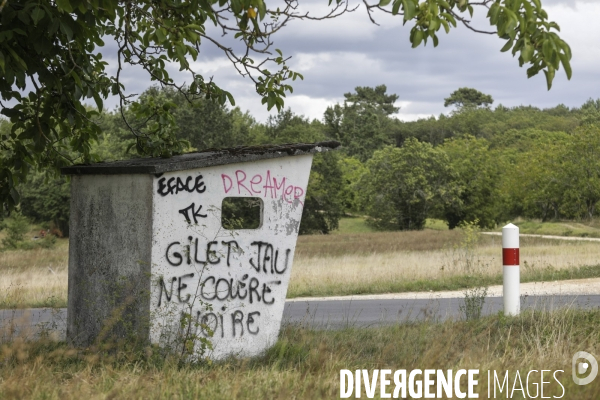 Tags  Gilet Jaune, Colère Noire  dans un abribus en campagne.