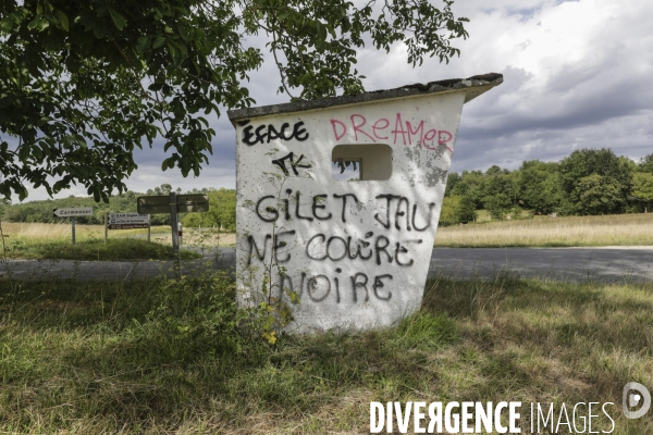 Tags  Gilet Jaune, Colère Noire  dans un abribus en campagne.