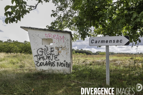 Tags  Gilet Jaune, Colère Noire  dans un abribus en campagne.