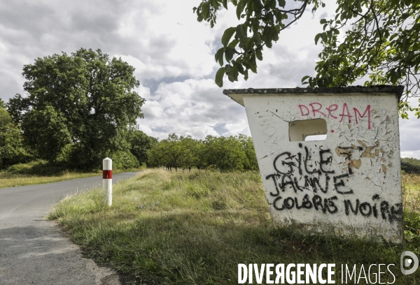 Tags  Gilet Jaune, Colère Noire  dans un abribus en campagne.