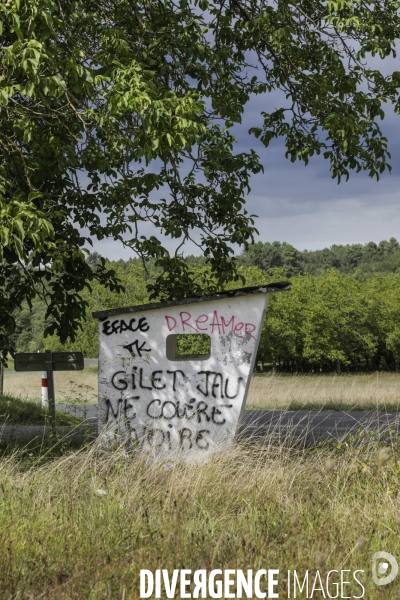 Tags  Gilet Jaune, Colère Noire  dans un abribus en campagne.