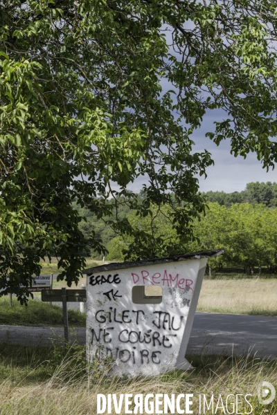 Tags  Gilet Jaune, Colère Noire  dans un abribus en campagne.