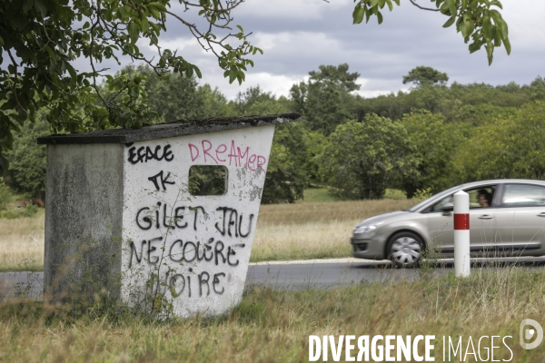 Tags  Gilet Jaune, Colère Noire  dans un abribus en campagne.