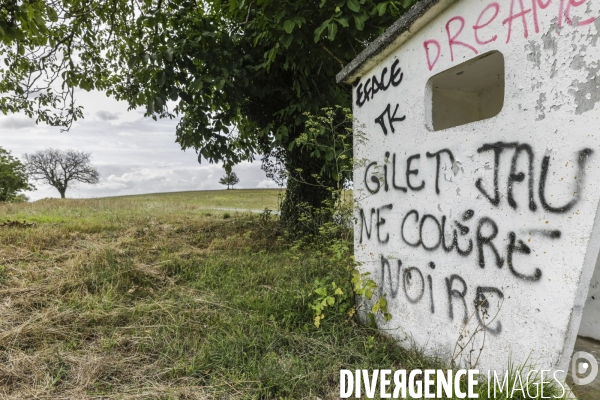 Tags  Gilet Jaune, Colère Noire  dans un abribus en campagne.