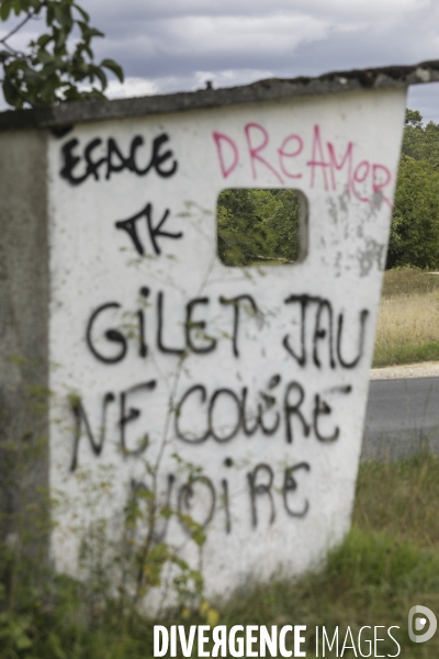 Tags  Gilet Jaune, Colère Noire  dans un abribus en campagne.