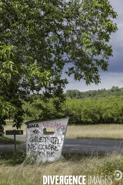 Tags  Gilet Jaune, Colère Noire  dans un abribus en campagne.