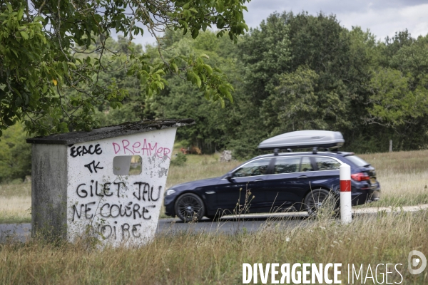 Tags  Gilet Jaune, Colère Noire  dans un abribus en campagne.