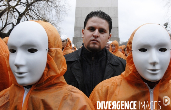 420 militanys d amnesty international demandent la fermeture du camp de Guantanamo devant la replique de la statue de la liberte.