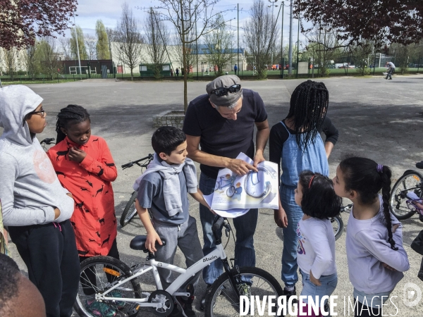 Atelier d auto-réparation de Vélos en Seine-Saint-Denis par l association  Aux Pignons sur Rue 